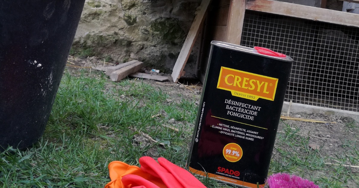 Nettoyer son poulailler au Crésyl