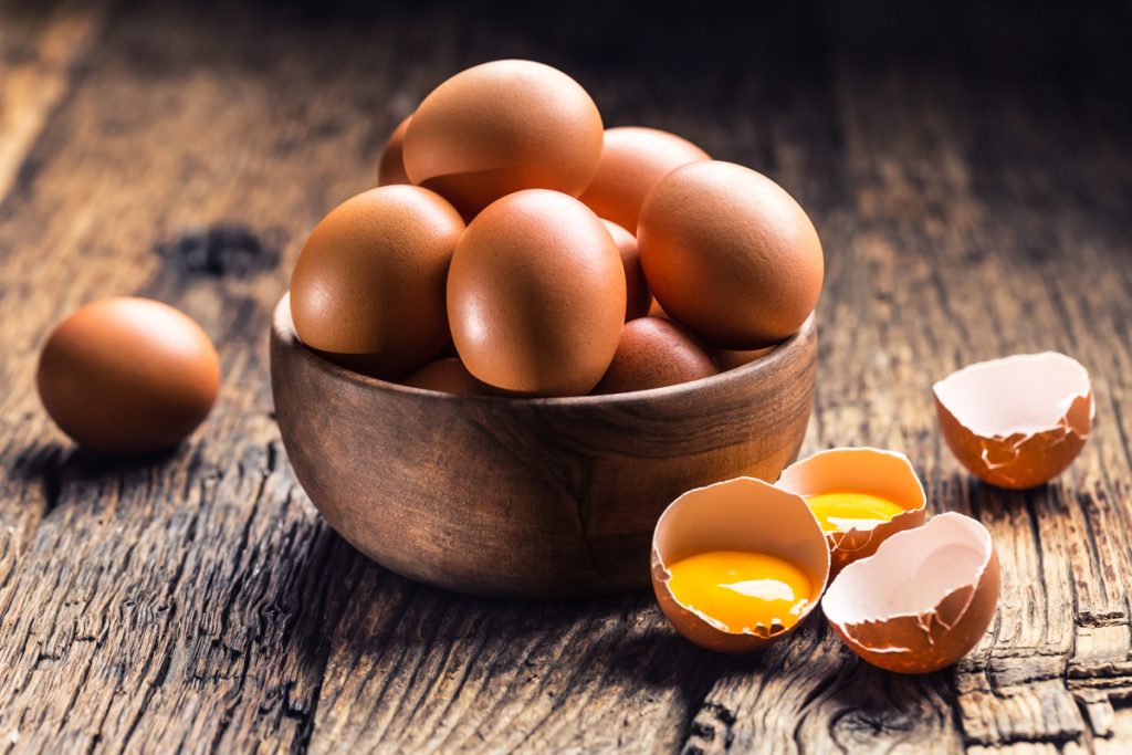 Oeuf prêt à cuire avec un cuiseur