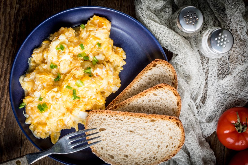 Recette d'oeuf brouillé avec du pain et saumon