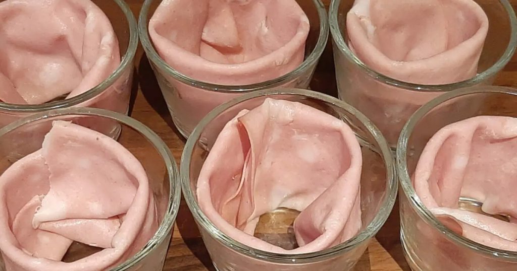 Disposition du jambon en rond avant de couler la gelée