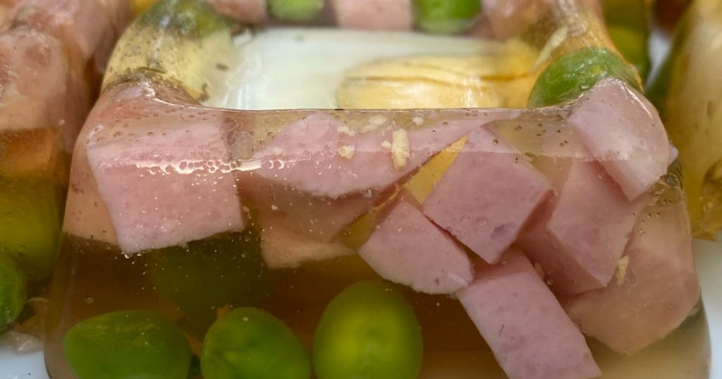 œuf en gelée au jambon avec petit pois