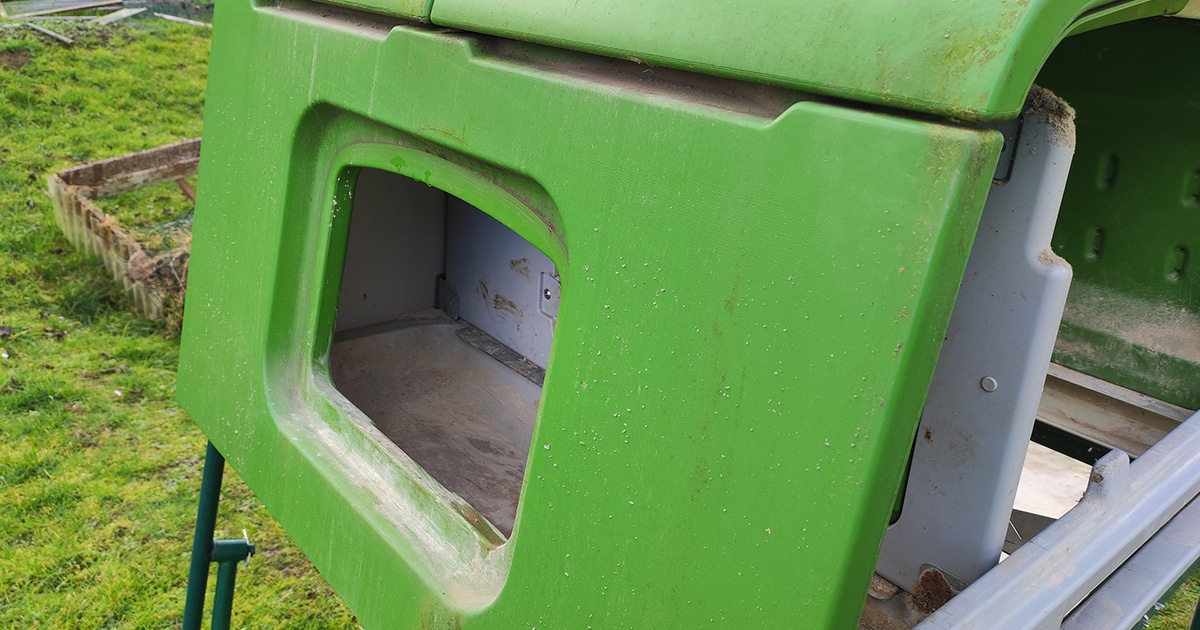 poulailler cube avant nettoyage