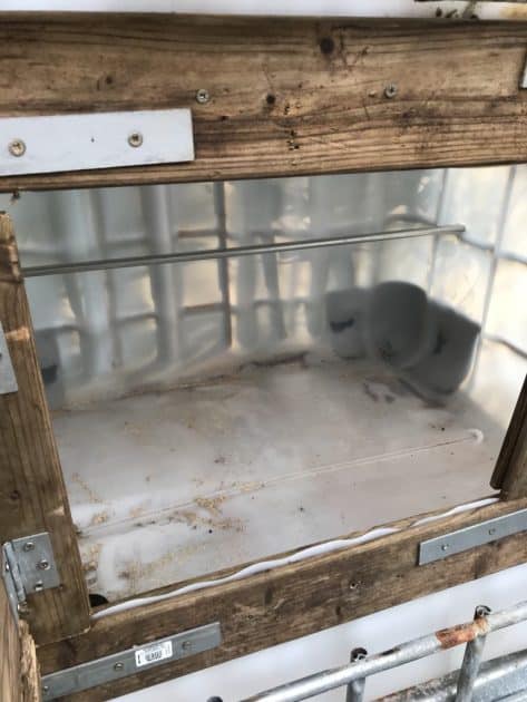 intérieur du poulailler dans une cuve